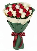 Букет Микс из красных и белых роз в Мокшане