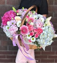 Композиция солнечный день в Мокшане Цветочная композиция из Розы, Хризантемы, Пионы и Лизиантусы в корзине в Мокшане