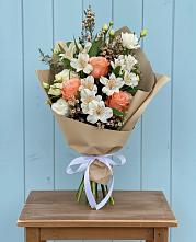 Букет цветов из:  Альстромерии, Лизиантусы, Розы и Хризантемы в Мокшане