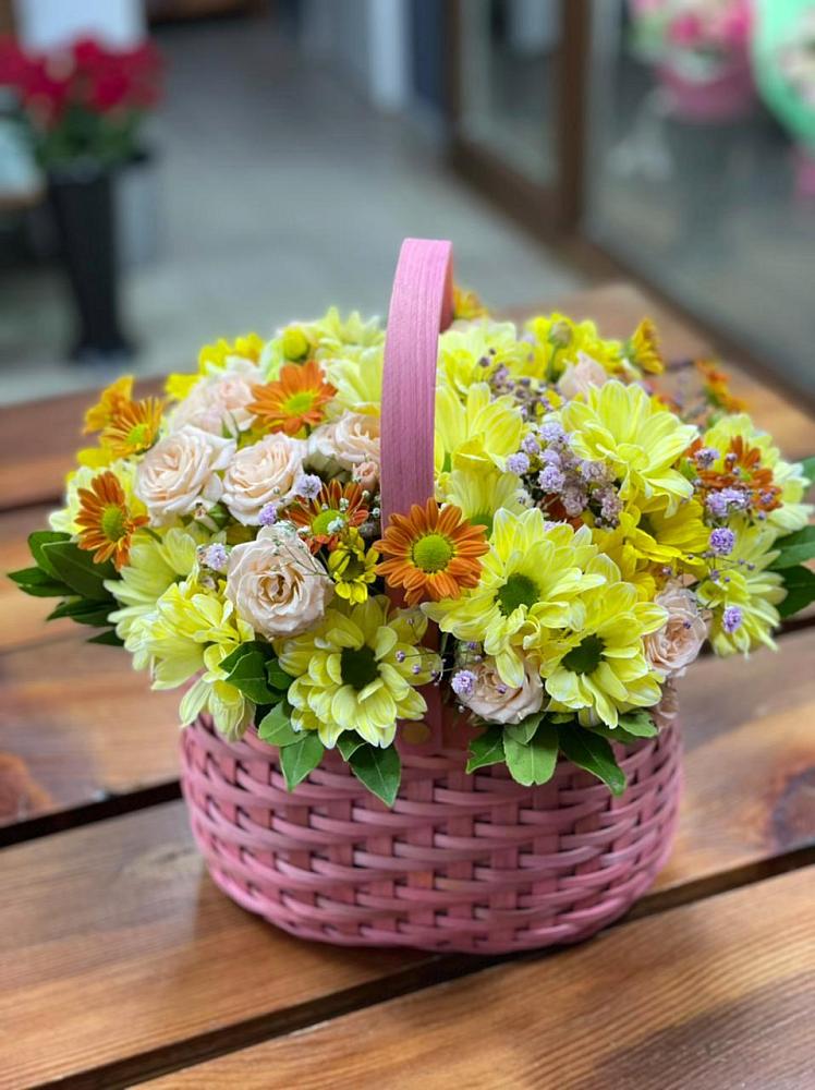 Цветочная композиция из Хризантемы и Розы в корзине в Мокшане