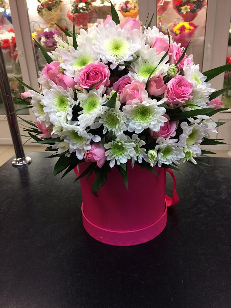 Цветочная композиция из Розы и Хризантемы в шляпной коробке в Мокшане