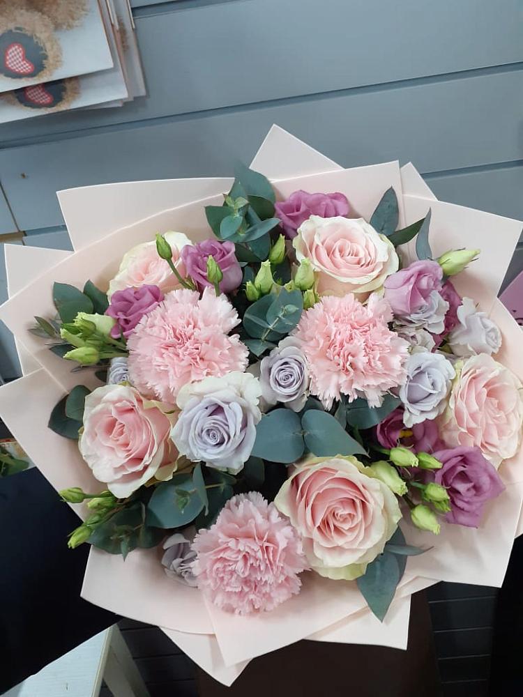 Букет цветов из: Розы, Гвоздики и Лизиантусы в Мокшане